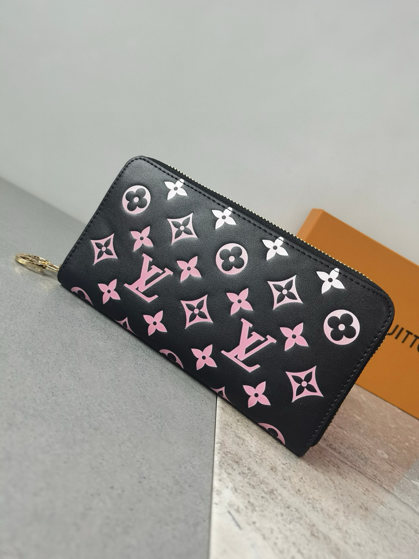 18eur--- Lv M12152 Zippy Size:19.5*10.5*2.5cm