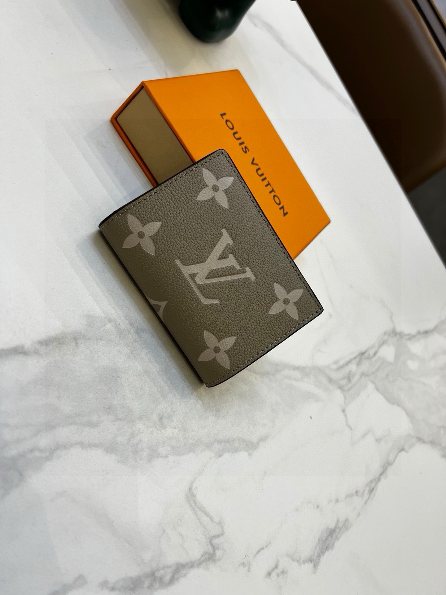 18eur--- lv M81927。Size：11 x 8.5 x 3.5 cm