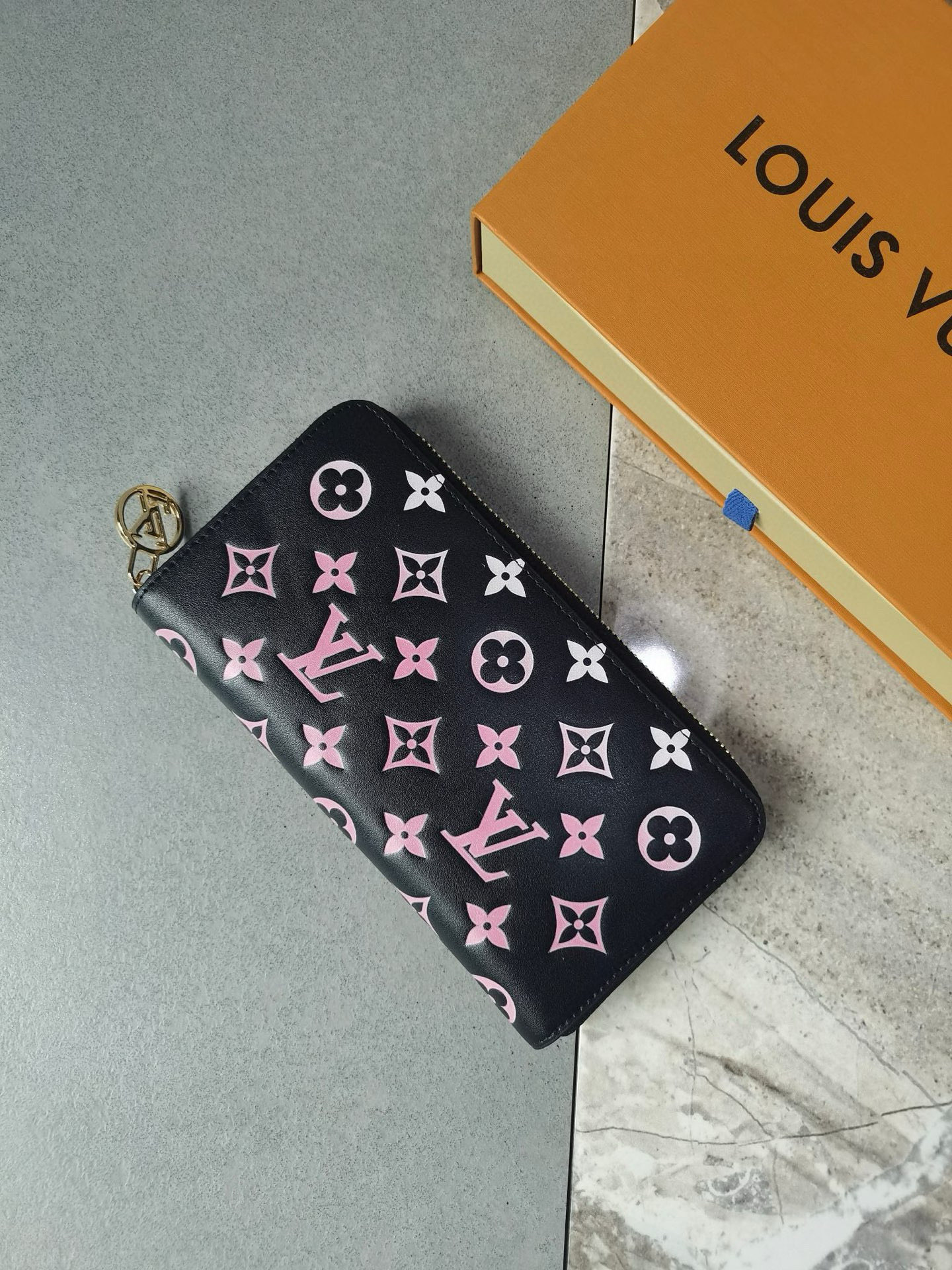 18eur--- Lv M12152 Zippy Size:19.5*10.5*2.5cm