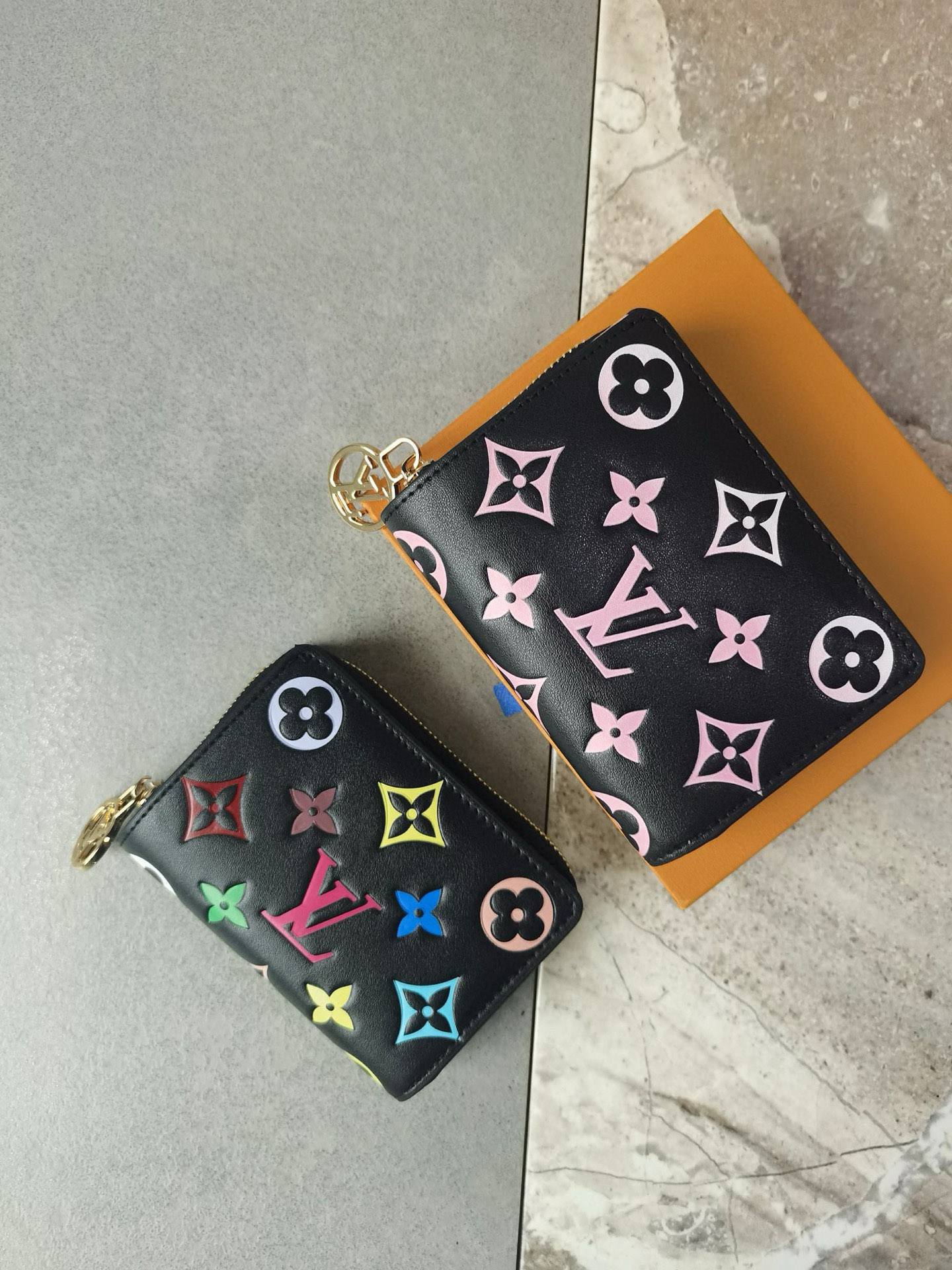 18eur--- Lv M 13829 Lou Coussin Size：11*9*3cm