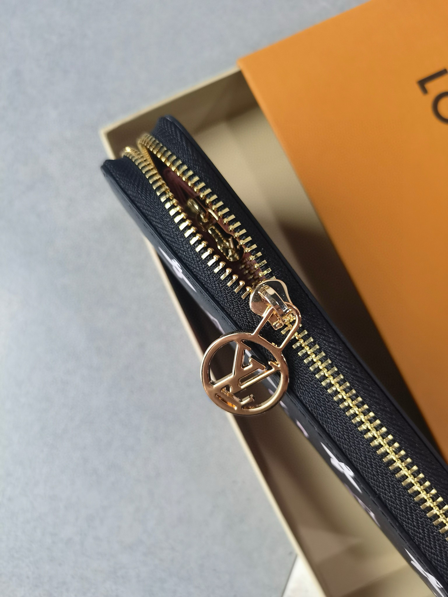 18eur--- Lv M12152 Zippy Size:19.5*10.5*2.5cm