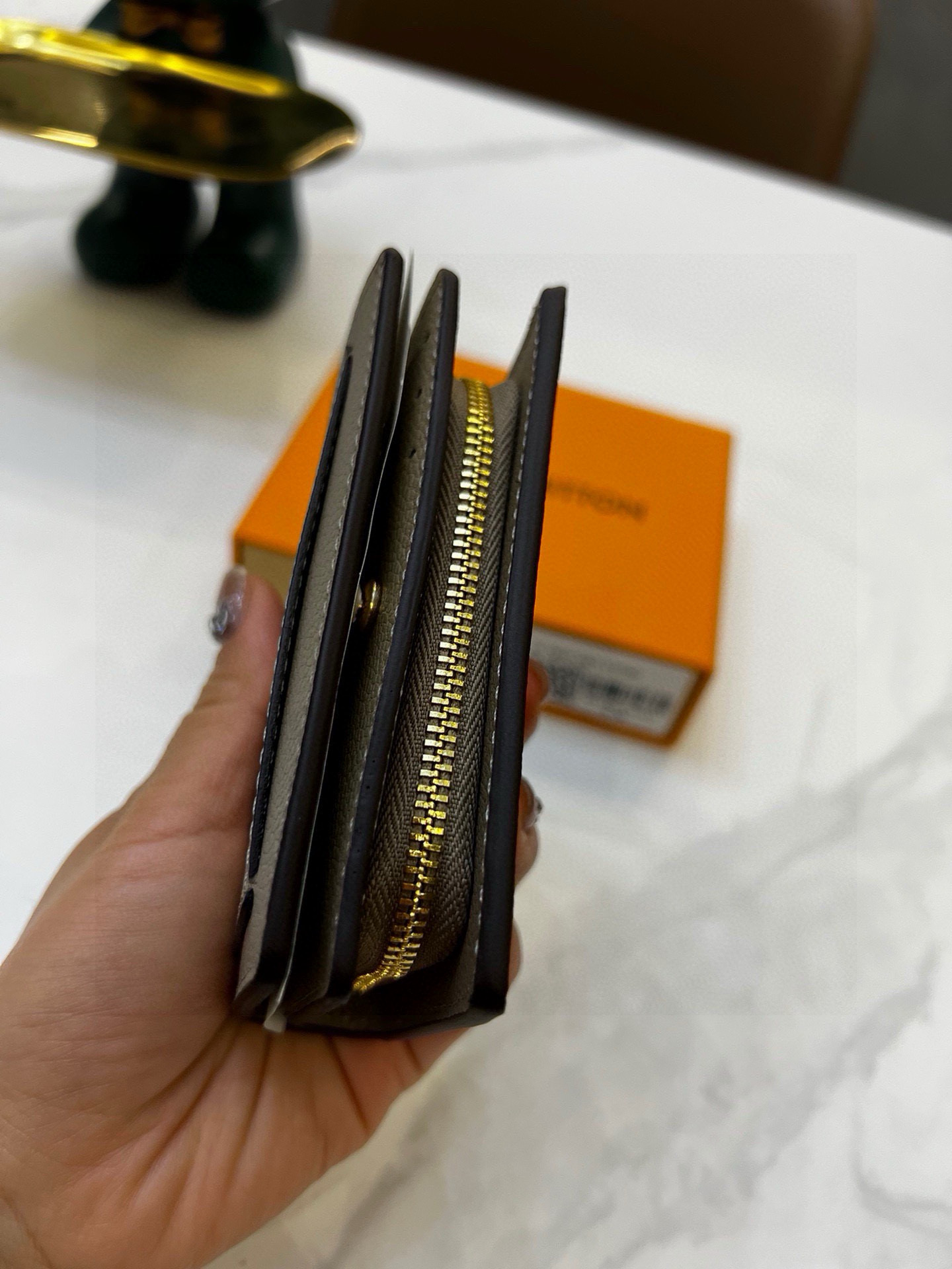 18eur--- lv M81927。Size：11 x 8.5 x 3.5 cm