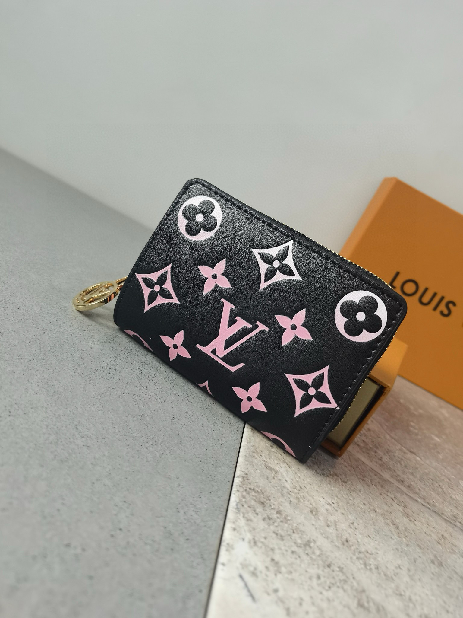 18eur--- L V 13829 Lou Coussin Size：11*9*3cm