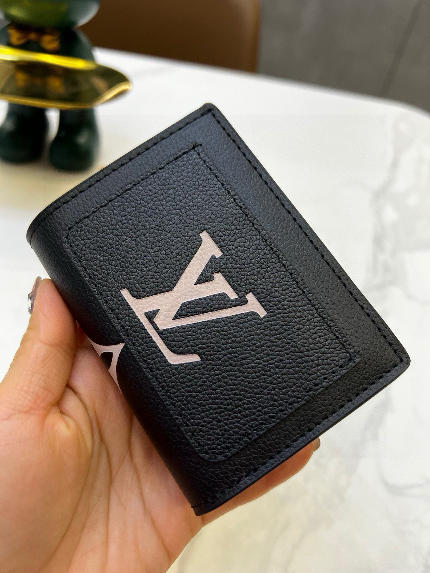 18eur--- Lv M81927 。Size：11 X 8.5 X 3.5 Cm