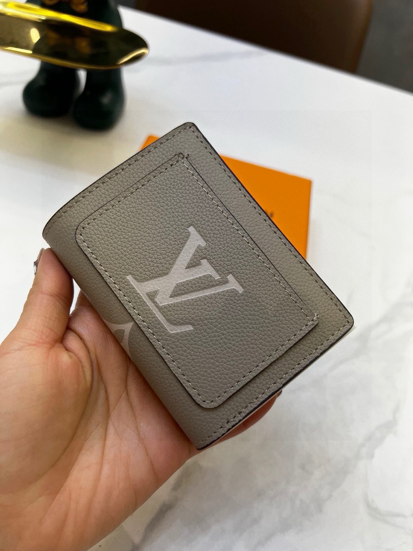 18eur--- lv M81927。Size：11 x 8.5 x 3.5 cm