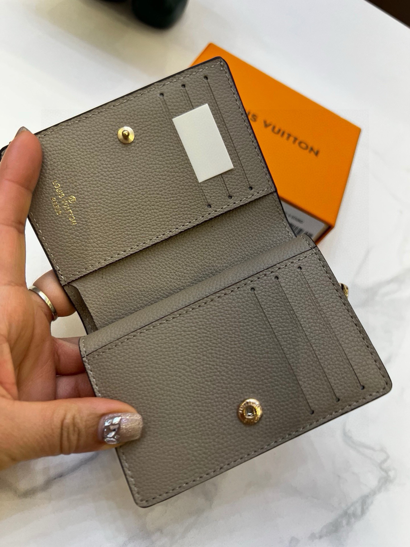 18eur--- lv M81927。Size：11 x 8.5 x 3.5 cm