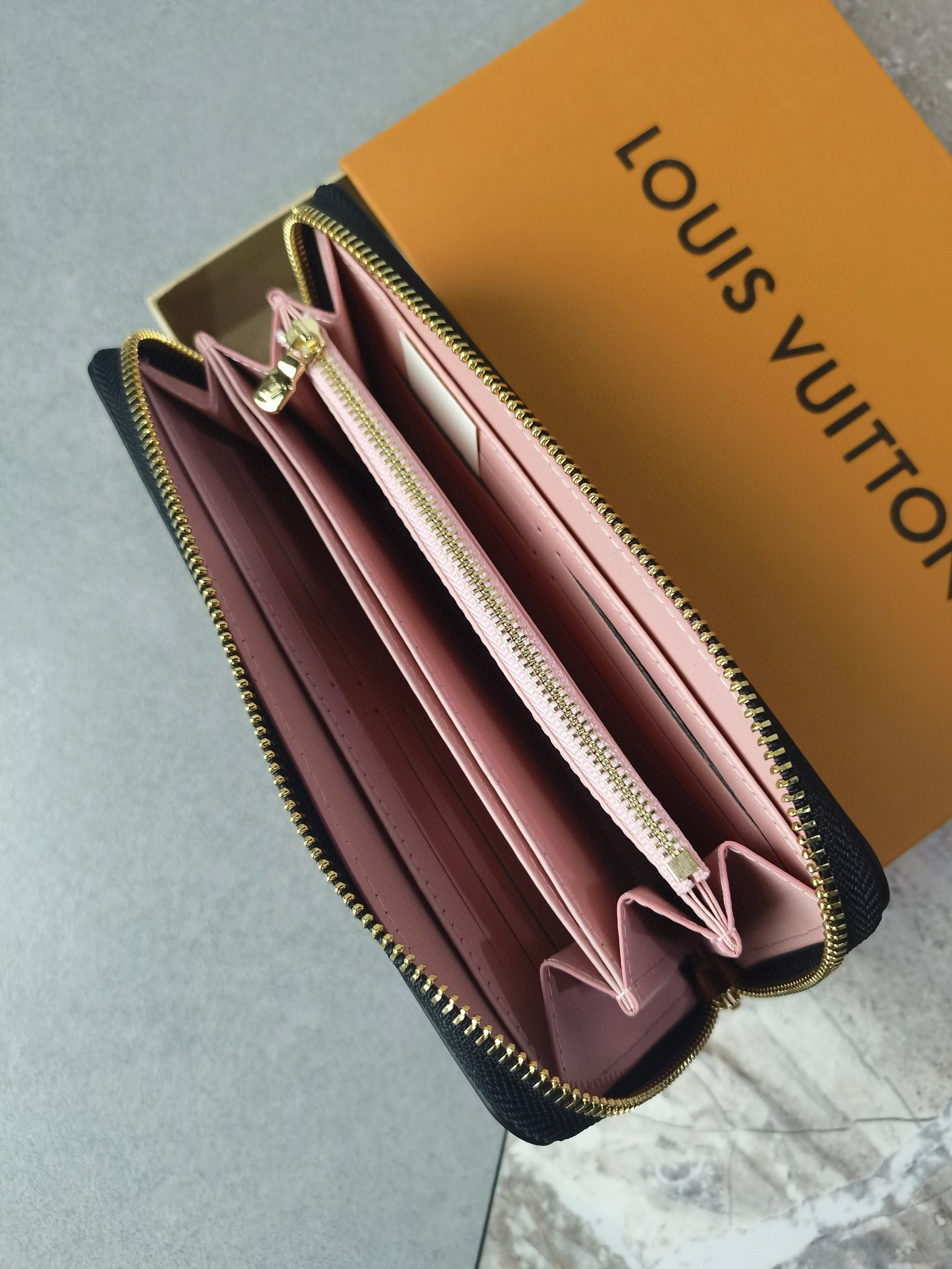 18eur--- Lv M12152 Zippy Size:19.5*10.5*2.5cm