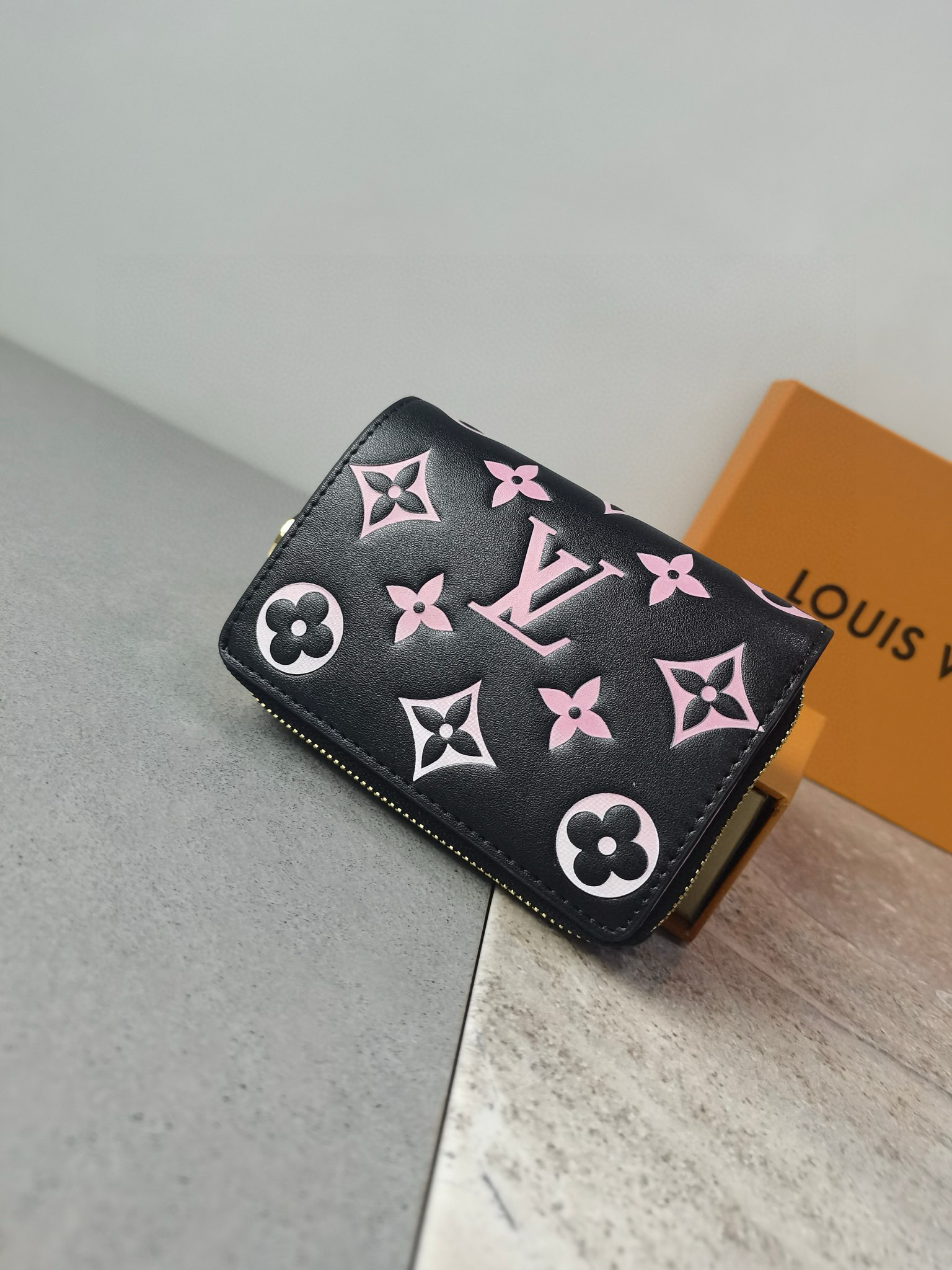 18eur--- L V 13829 Lou Coussin Size：11*9*3cm