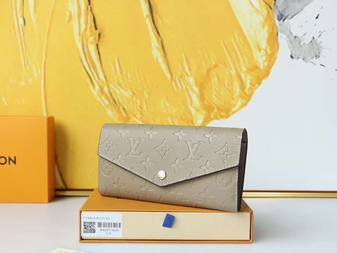 17eur--- Lv M82256 M82257 Size：19 X 10.5 X 2cm