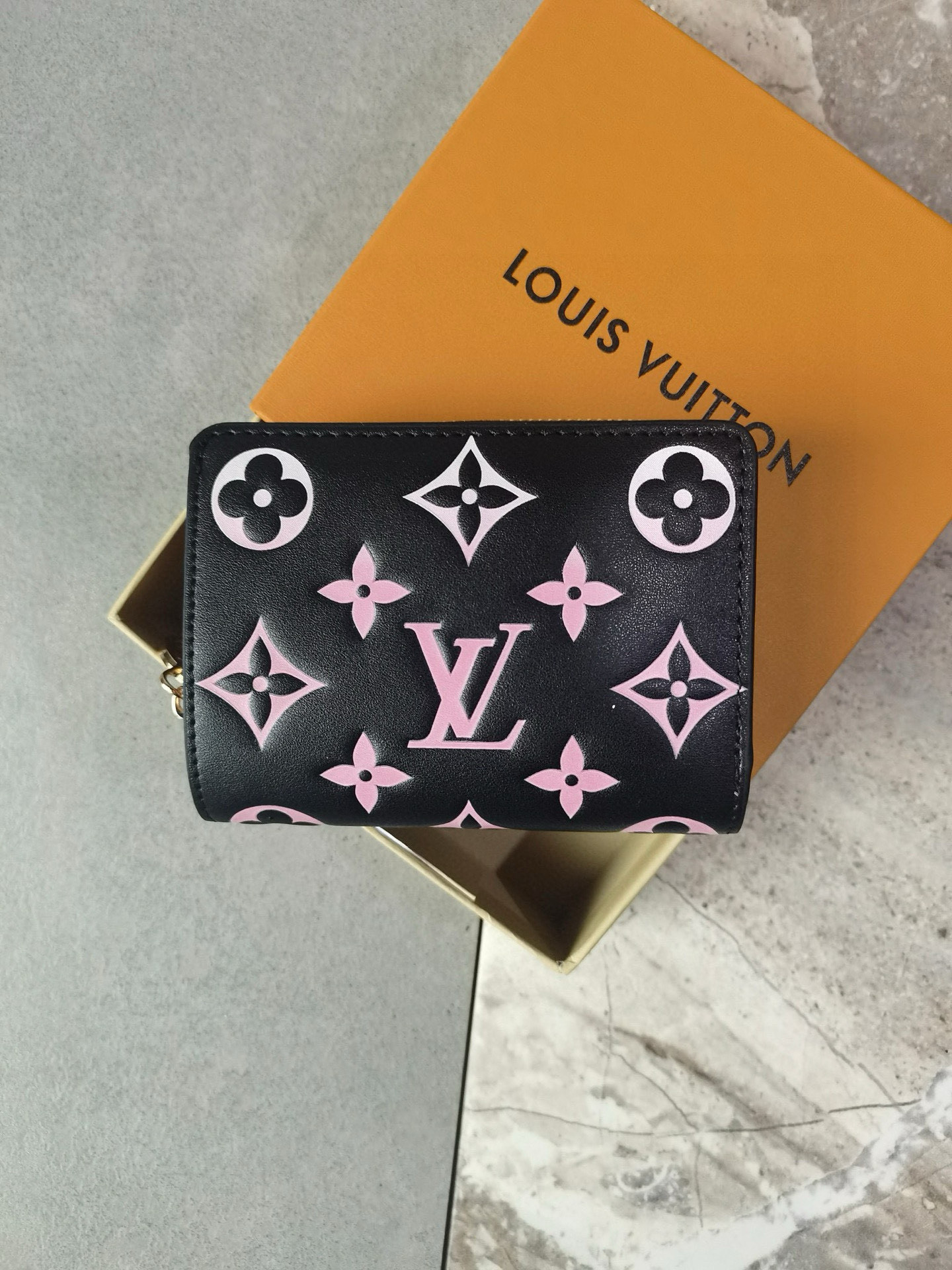 18eur--- L V 13829 Lou Coussin Size：11*9*3cm