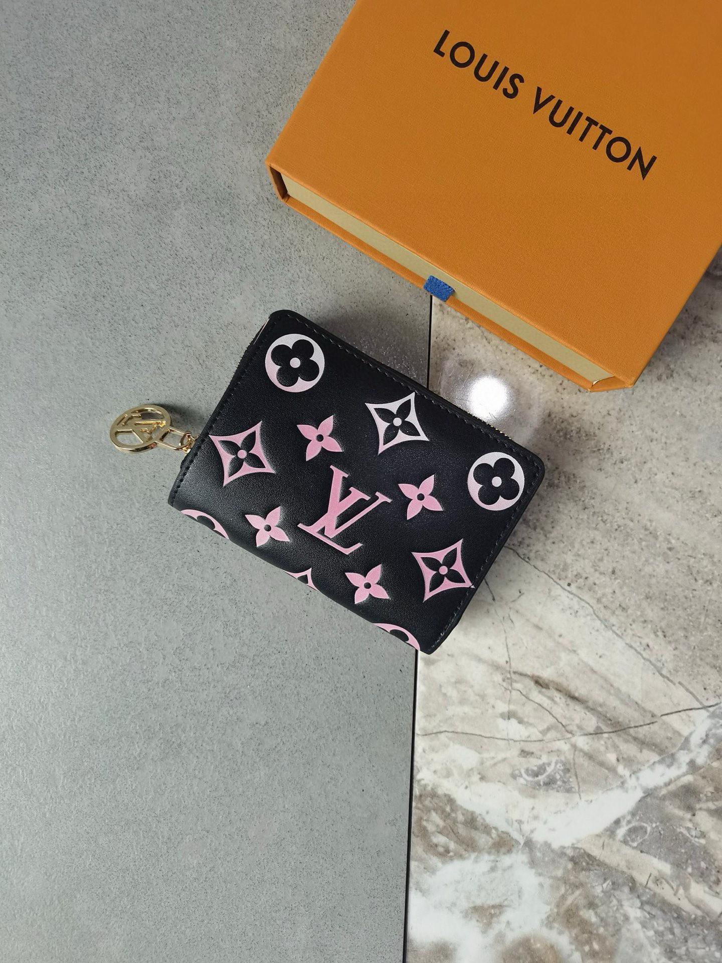 18eur--- L V 13829 Lou Coussin Size：11*9*3cm