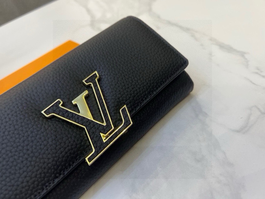 17eur---9376 Lv The Lady's Wallet Can Be Folded in Two