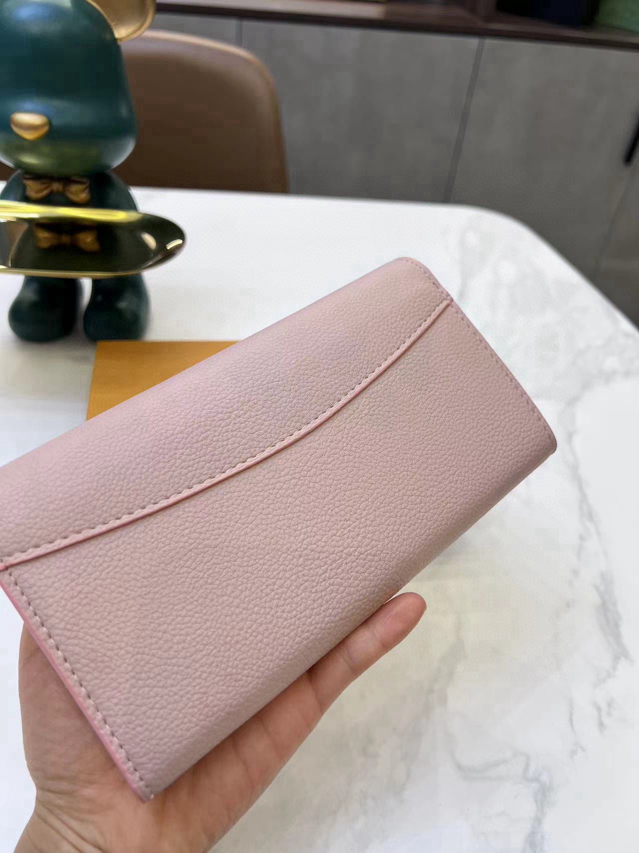 19eur--- LV size：20*11*2.5cm