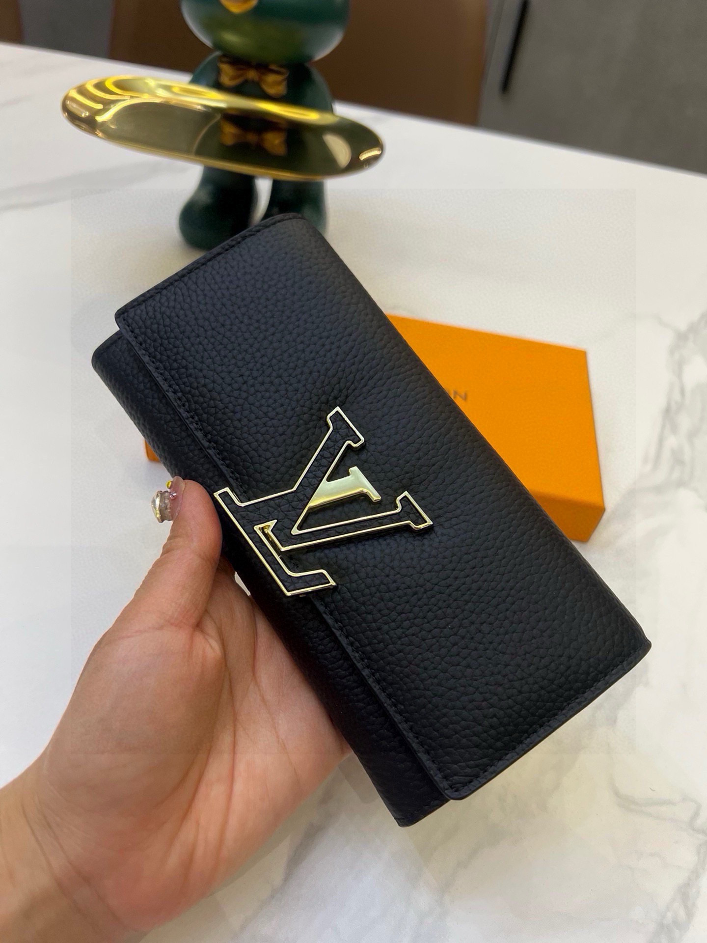 17eur---9376 Lv The Lady's Wallet Can Be Folded in Two